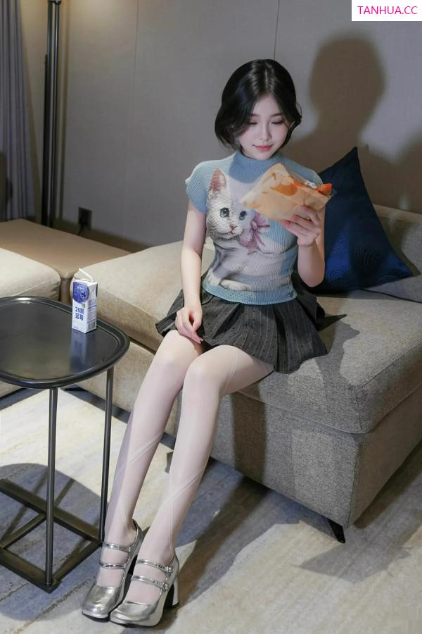 汁汁  [XiuRen]高清写真图 2025.09.30 No.10830 汁汁 灰色短裙第12张图片